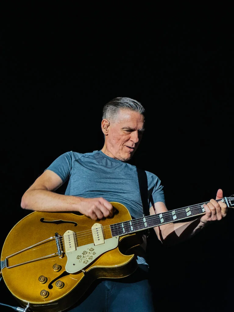 Entradas BRYAN ADAMS - Barcelona - Palau Sant Jordi - 12 de nov. 2024 1 a man playing a guitar