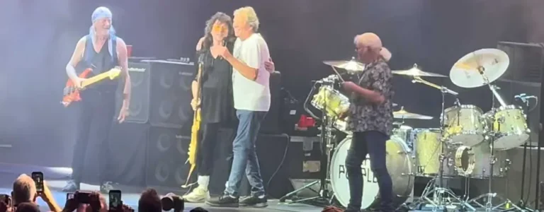 ¡Histórico! Ritchie Blackmore vuelve a tocar con Deep Purple tras 33 años 1 Ritchie Blackmore e Ian Gillan juntos en el escenario en el concierto de Deep Purple